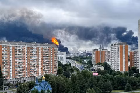 Nga sử dụng hàng trăm UAV tấn công khu vực Moscow gây nhiều đám cháy hôm 18/6. Ảnh: QQnews.