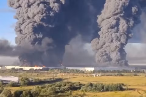 Một kho hàng của Wildberries bốc cháy sau khi bị UAV cảm tử của Ukraine tấn công. Ảnh: Reuters.