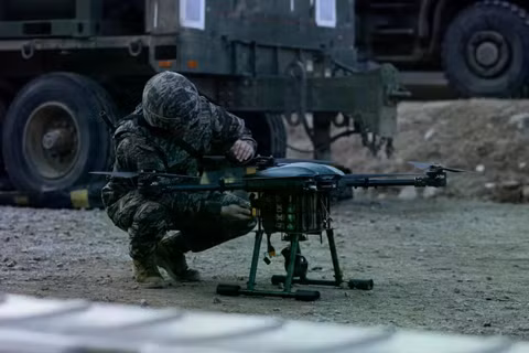 Binh sĩ Hàn Quốc sử dụng UAV trong một cuộc diễn tập. Ảnh: Storm.