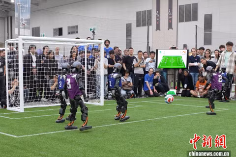 Robot sút ghi bàn. Ảnh: CNS.