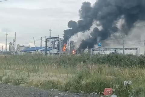 Nhà máy lọc dầu Omsk lớn nhất Nga bị cháy và phải ngừng hoạt động do UAV Ukraine đánh trúng. Ảnh: Reuters.