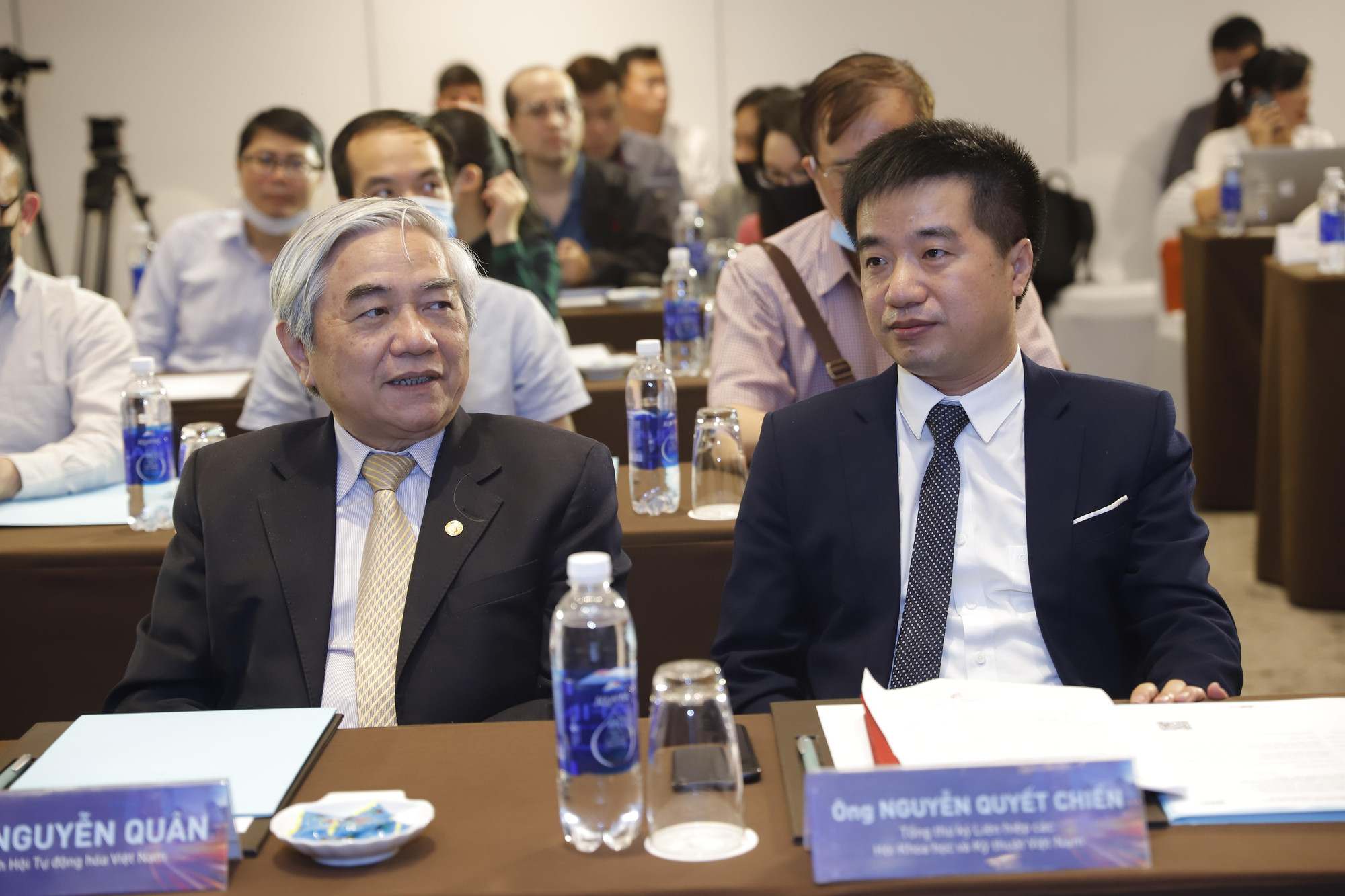 ông Nguyễn Quân - nguyên Bộ trưởng Bộ Khoa học Công nghệ và ông Nguyễn Quyết Chiến - Tổng thư ký Liên hiệp các Hội Khoa học và Kỹ thuật Việt Nam