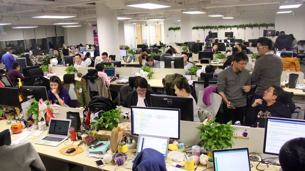 Một số công ty Internet đang phản đối làm thêm giờ. Ảnh: Sina