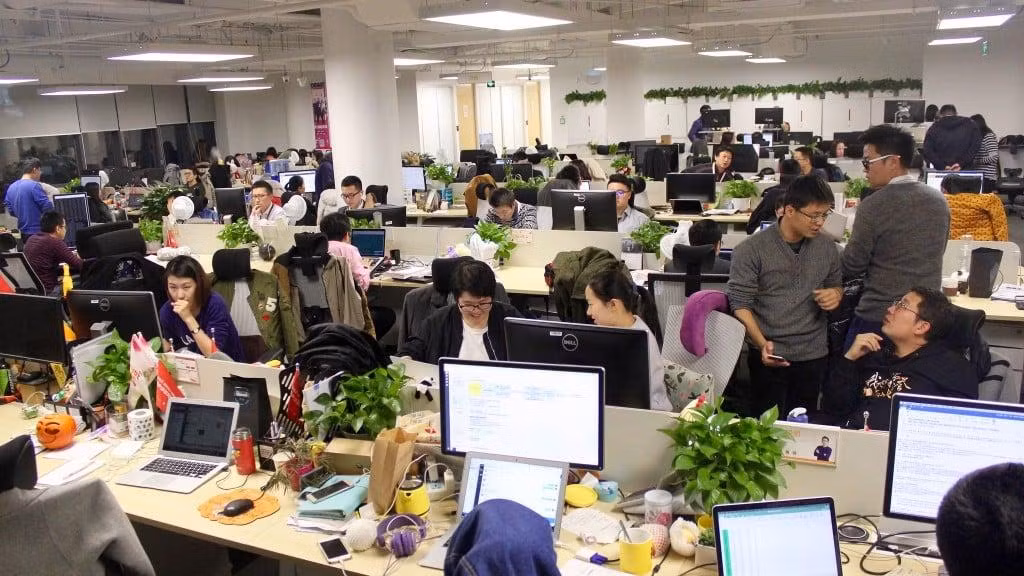 Một số công ty Internet đang phản đối làm thêm giờ. Ảnh: Sina