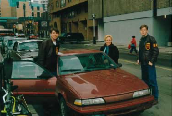 Bức ảnh chụp Musk cùng em trai và bà ngoại khi ông còn học tại Đại học Queen (phải). Hình ảnh lấy từ trang web chính thức của Đại học Queen’s ở Canada. Bức ảnh chụp Musk cùng em trai và bà ngoại khi ông còn học tại Đại học Queen (phải). Hình ảnh lấy từ trang web chính thức của Đại học Queen’s ở Canada.