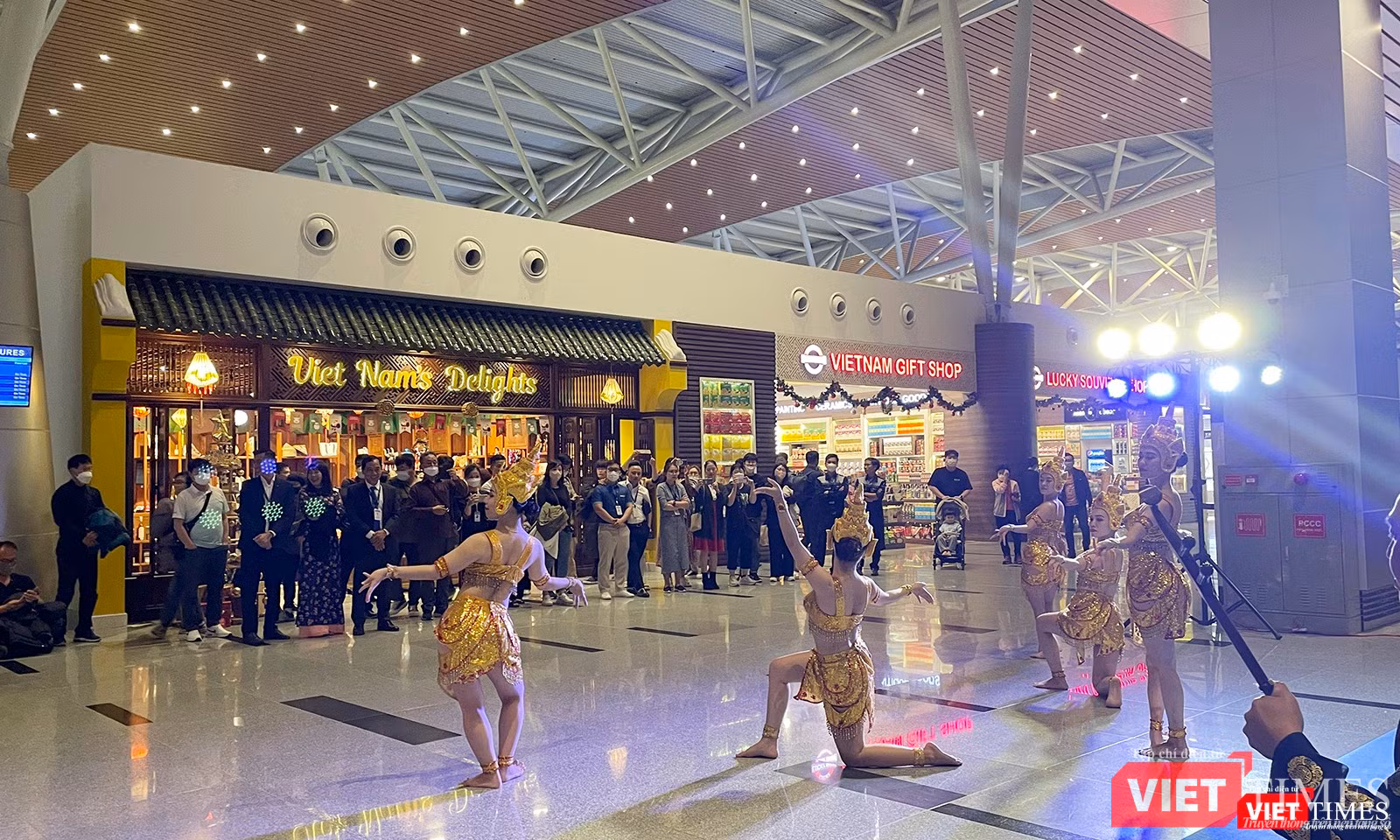 Du khách hứng thú với chương trình biểu diễn