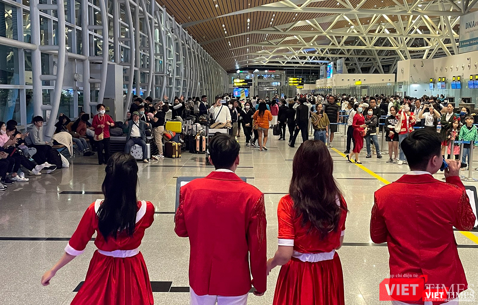 Du khách hứng thú theo dõi