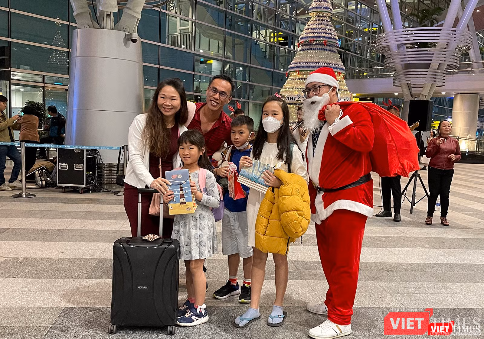 Tặng quà cho các du khách quốc tế đến Đà Nẵng nhân dịp giáng sinh