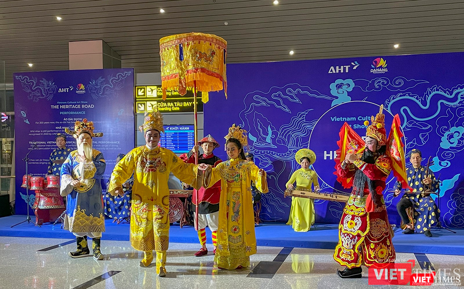 Tiết mục giới thiệu trang phục Hoàng Cung