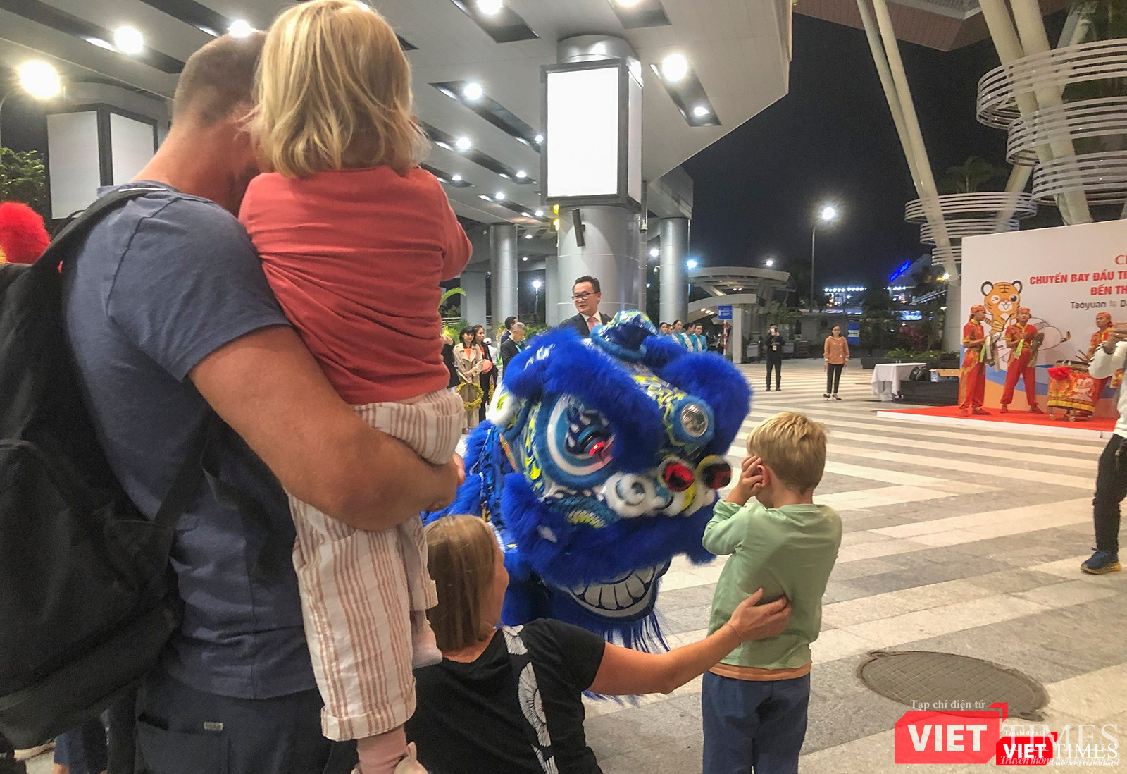 Du khách quốc tế hứng thú với tiết mục Lân sư rồng