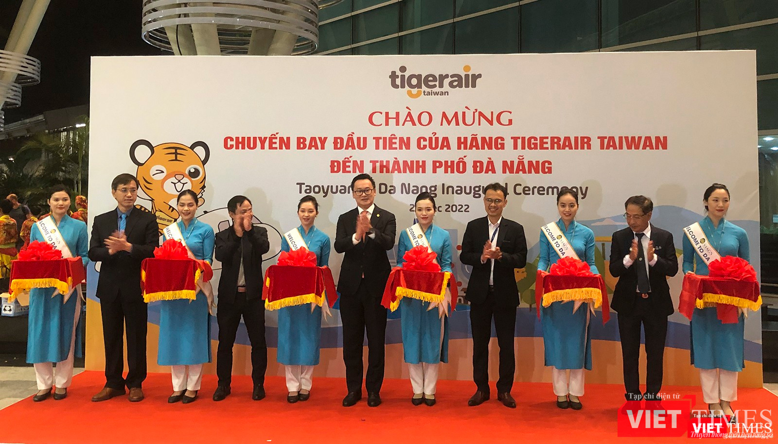 Đại diện Sở Du lịch Đà Nẵng, hàng không Tigerair Taiwan và AHT cắt băng khai trương đường bay
