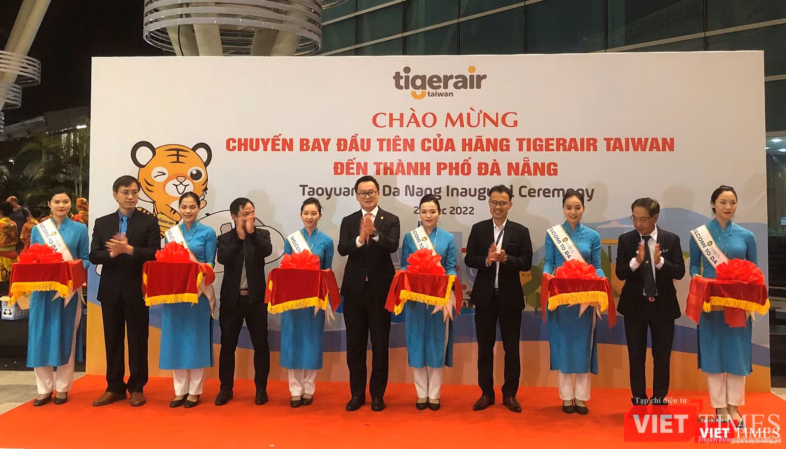 Đại diện Sở Du lịch Đà Nẵng, hàng không Tigerair Taiwan và AHT cắt băng khai trương đường bay