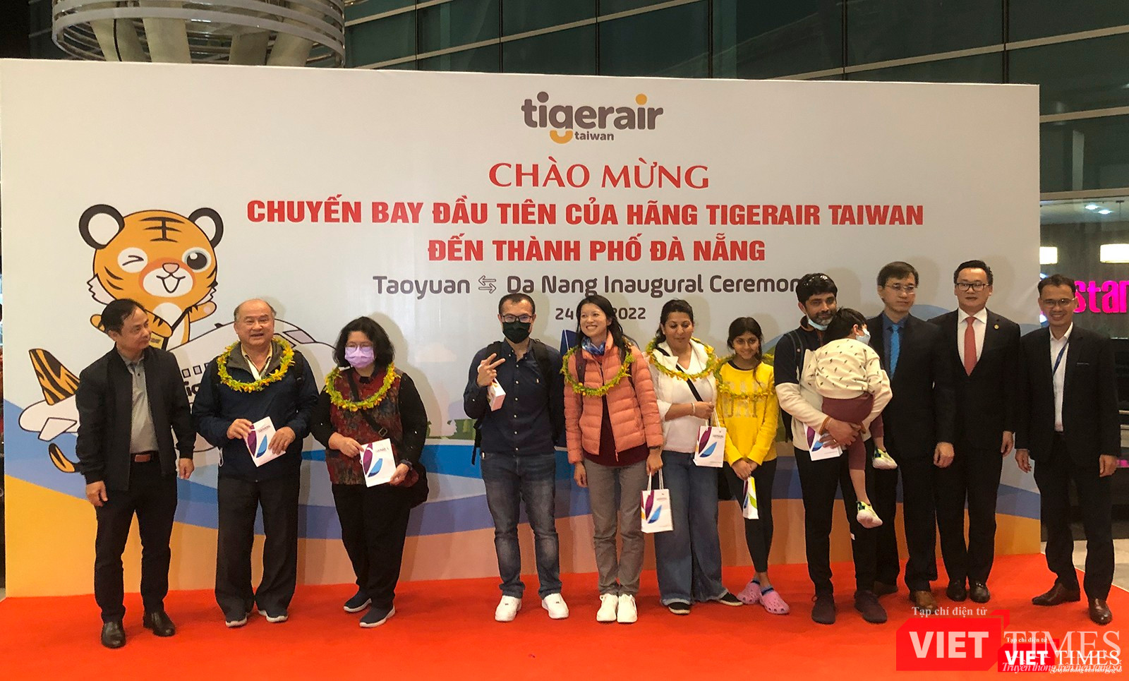 Du khách được tặng quà tại sự kiện mở đường bay