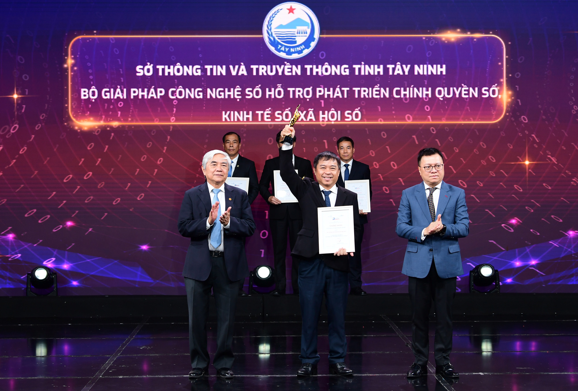 Sở Thông tin và Truyền thông tỉnh Tây Ninh nhận giải thưởng với sản phẩm là “Bộ giải pháp công nghệ số hỗ trợ phát triển chính quyền số, kinh tế số và xã hội số tại tỉnh Tây Ninh”. Đại diện Sở Thông tin và Truyền thông tỉnh Tây Ninh, ông Nguyễn Tấn Đức Giám đốc Sở nhận giải thưởng.