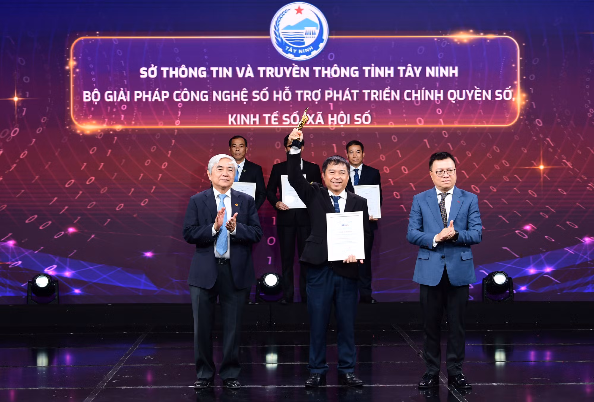 Sở Thông tin và Truyền thông tỉnh Tây Ninh nhận giải thưởng với sản phẩm là “Bộ giải pháp công nghệ số hỗ trợ phát triển chính quyền số, kinh tế số và xã hội số tại tỉnh Tây Ninh”. Đại diện Sở Thông tin và Truyền thông tỉnh Tây Ninh, ông Nguyễn Tấn Đức Giám đốc Sở nhận giải thưởng.