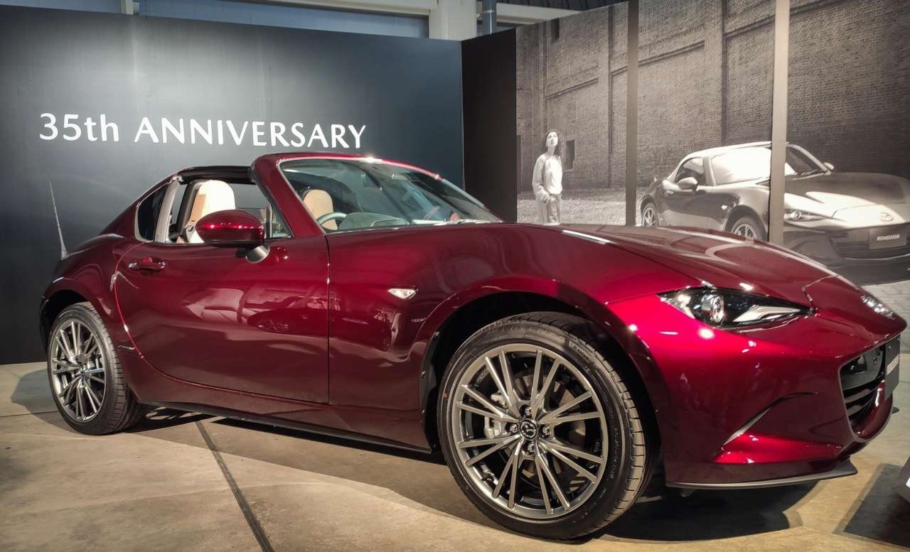 Mazda MX-5 Miata RF 35th Anniversary Edition được trang bị động cơ Skyactiv-G 4 xy-lanh thẳng hàng 2.0L, sản sinh công suất 184 mã lực và mô-men xoắn 205 Nm.