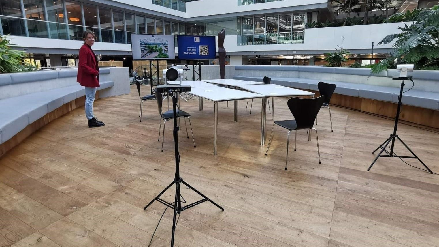 Một nhóm nhà báo 7 người thực hiện thành công chương trình trực tiếp với trang thiết bị không dây nhỏ gọn.