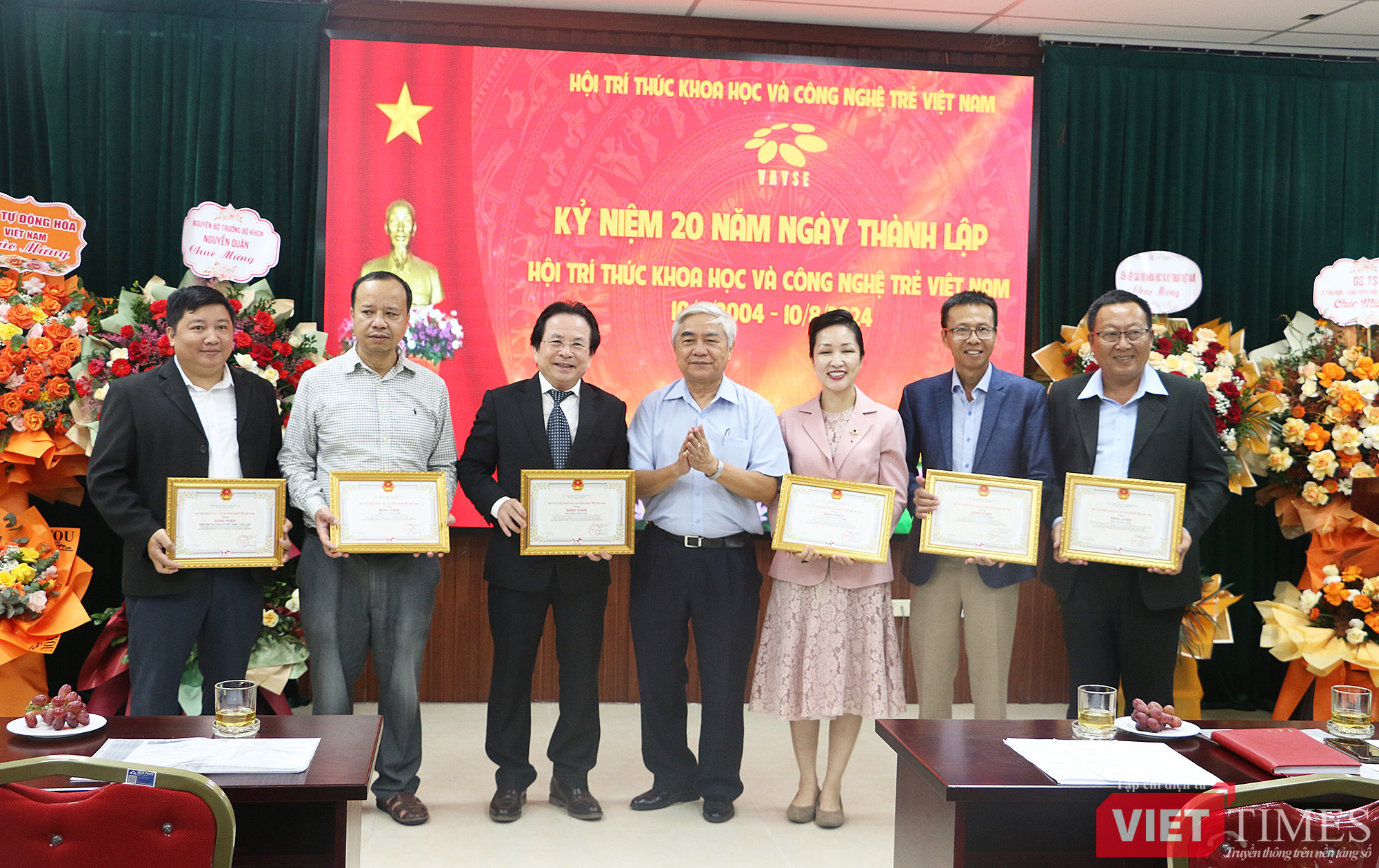 vt_trao thuong ca nhan VAYSE.jpg