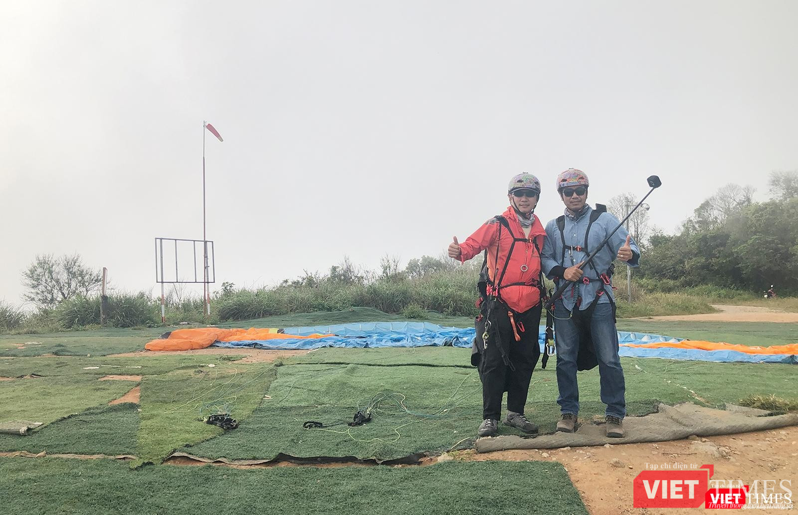 Chụp ảnh cùng phi công của Câu lạc bộ dù bay Đà Nẵng