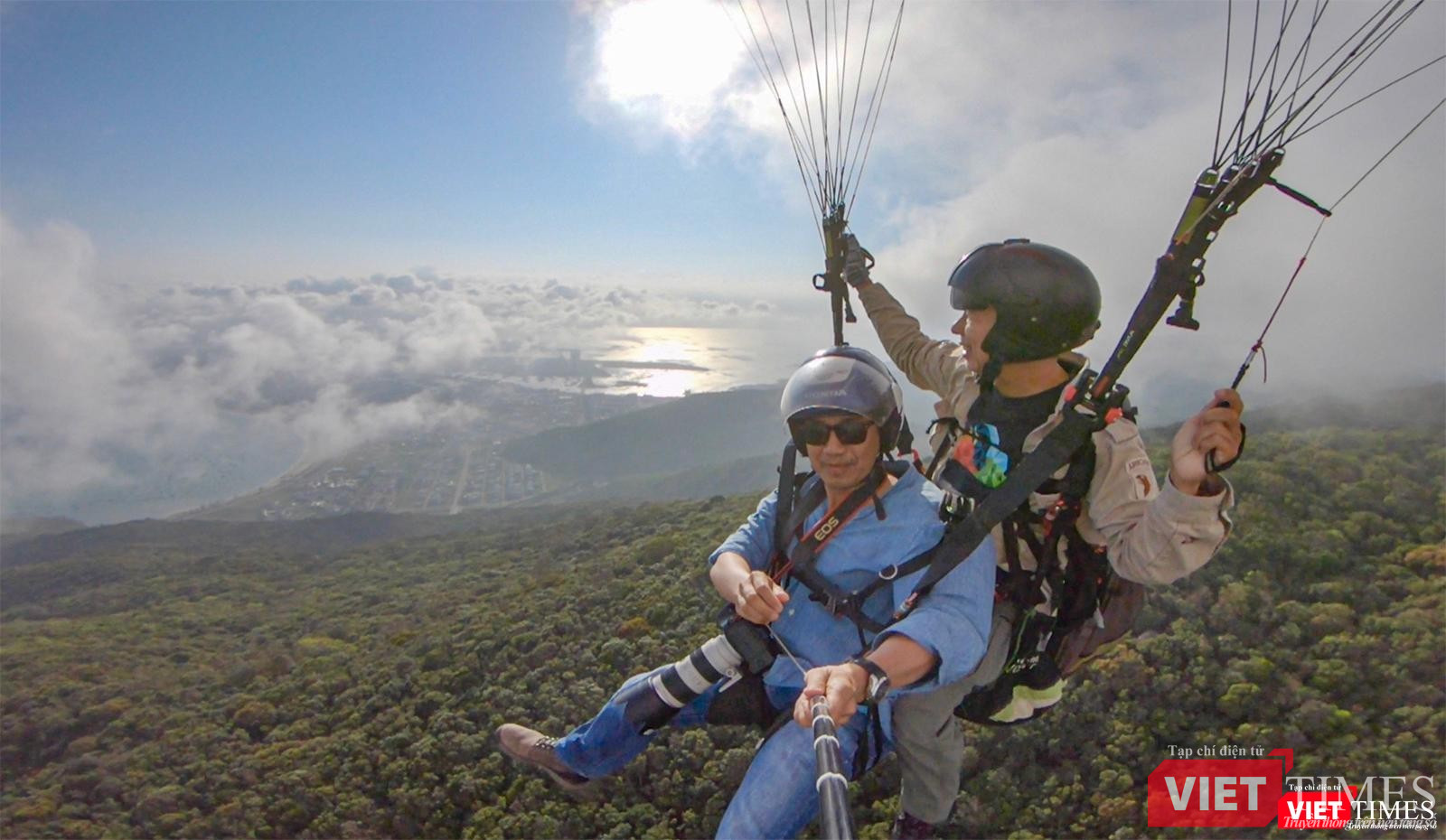 Bay cùng Chủ nhiệm Câu lạc bộ dù bay Đà Nẵng