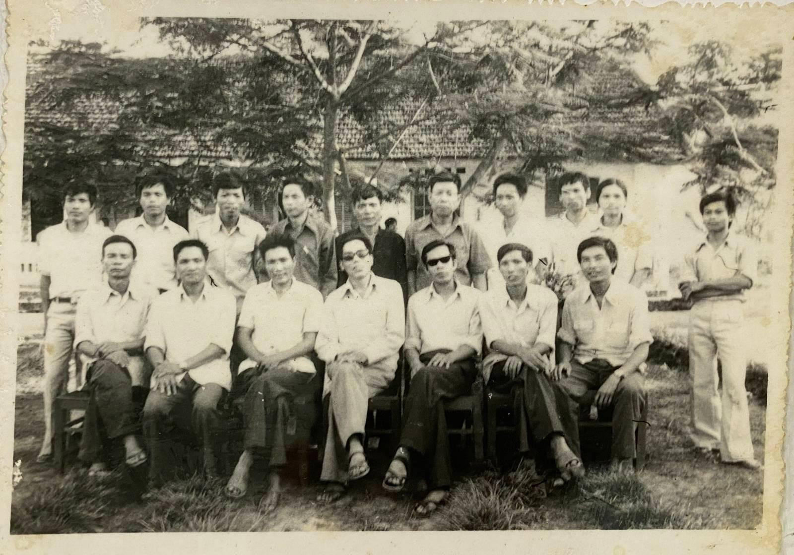 Lãnh đạo Huyện Văn Bàn, Phòng Giáo dục chụp ảnh cùng các thầy cô giáo năm học 1983-1984. Ảnh: tư liệu Trường THPT Văn Bàn