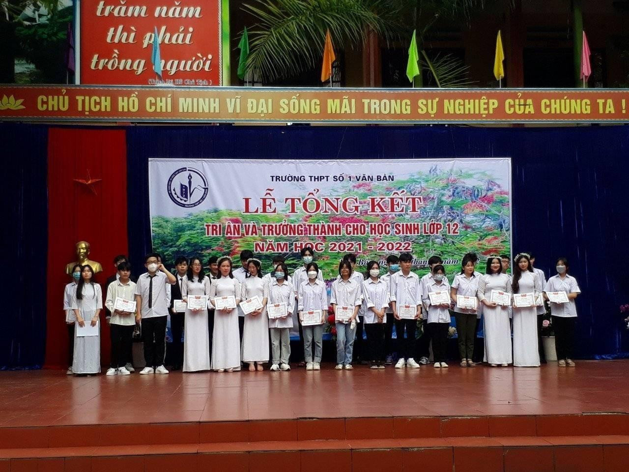 Lễ Tổng kết, tri ân và Trưởng thành cho học sinh lớp 12 (năm học 2021- 2022). Ảnh: NT