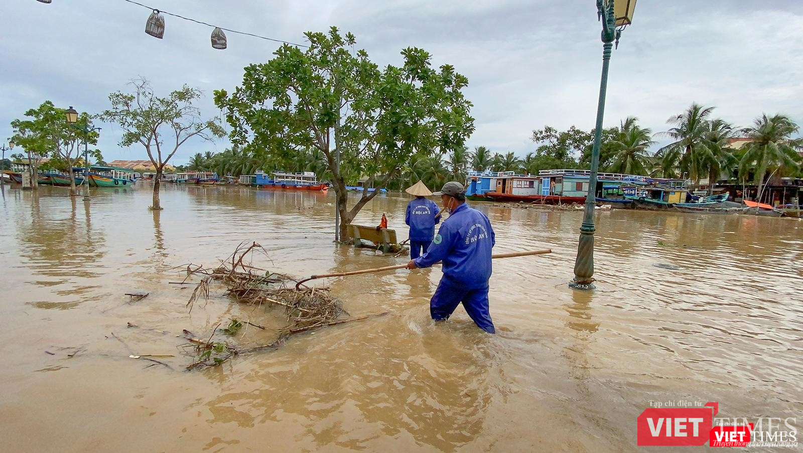 Lực lượng công nhân vệ sinh "gom rác" trong mùa lũ