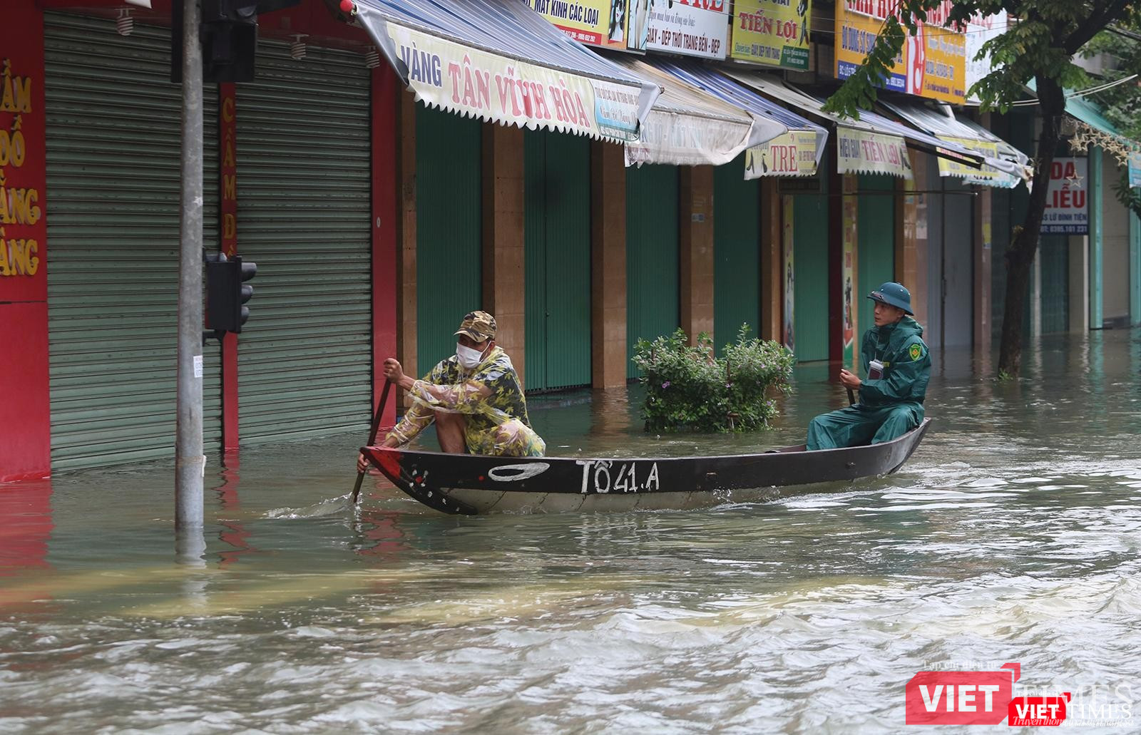 Chèo thuyền giữa phố