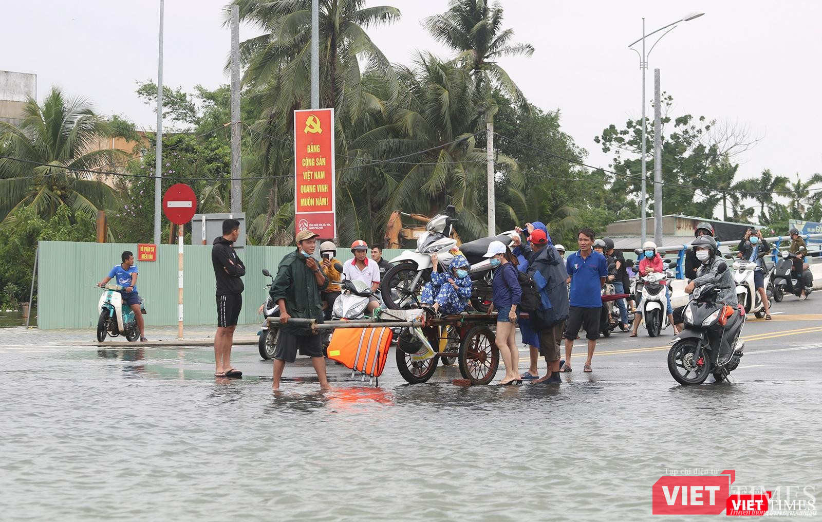Phương tiện xe máy muốn đi qua phải dùng xe bò để đưa qua khu vực ngập nước