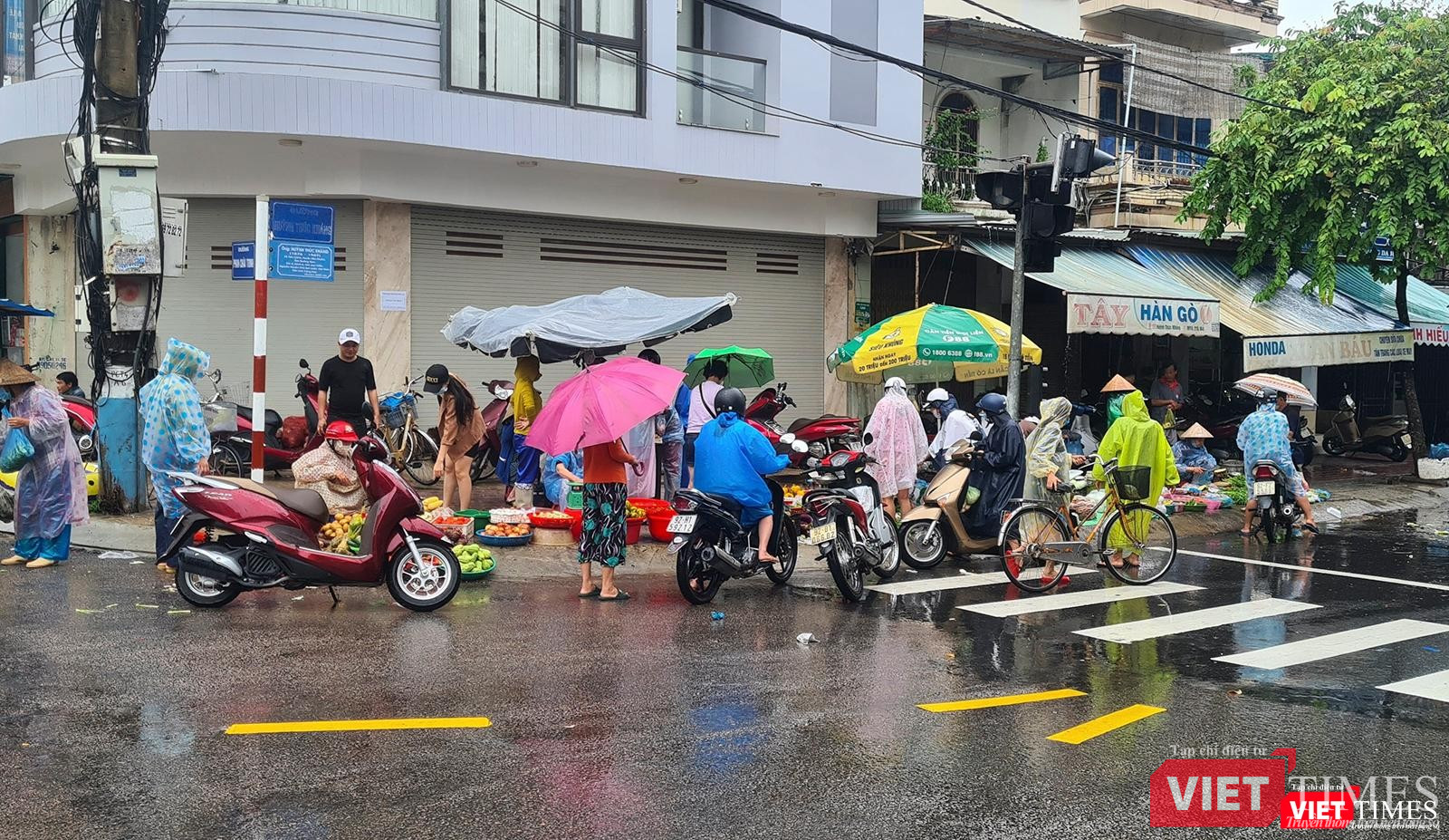 Người dân tranh thủ mua thực phẩm tại chợ tạm để ứng phó với tình trạng ngập lụt