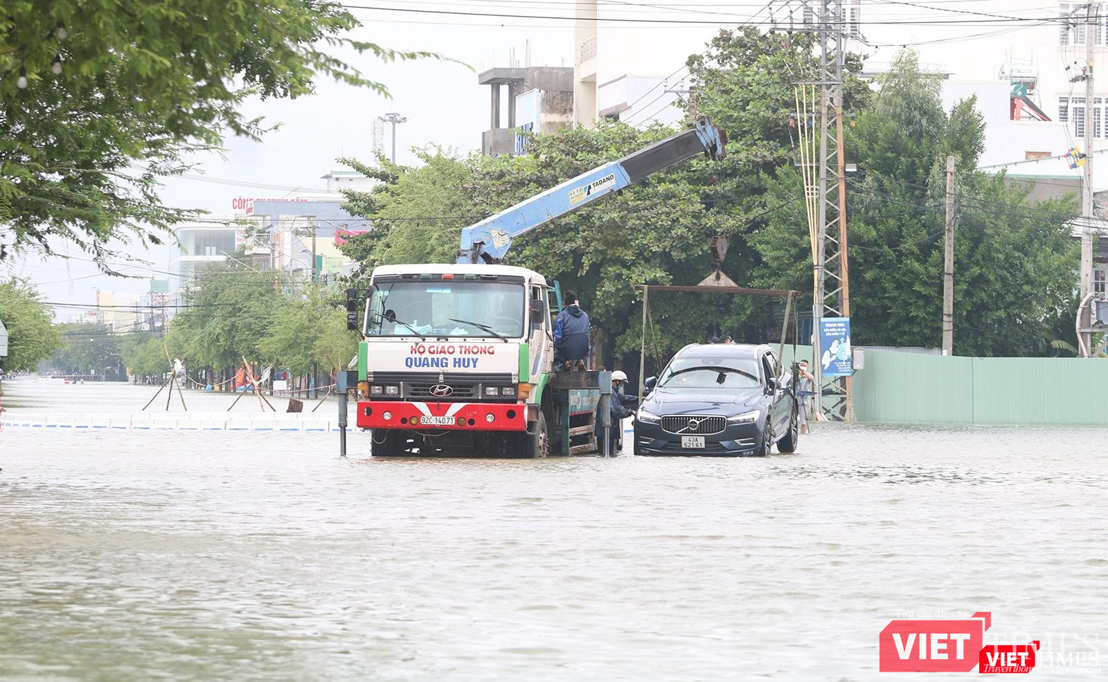 Một chiếc ô tô bị chết máy do đi vào khu vực ngập nước
