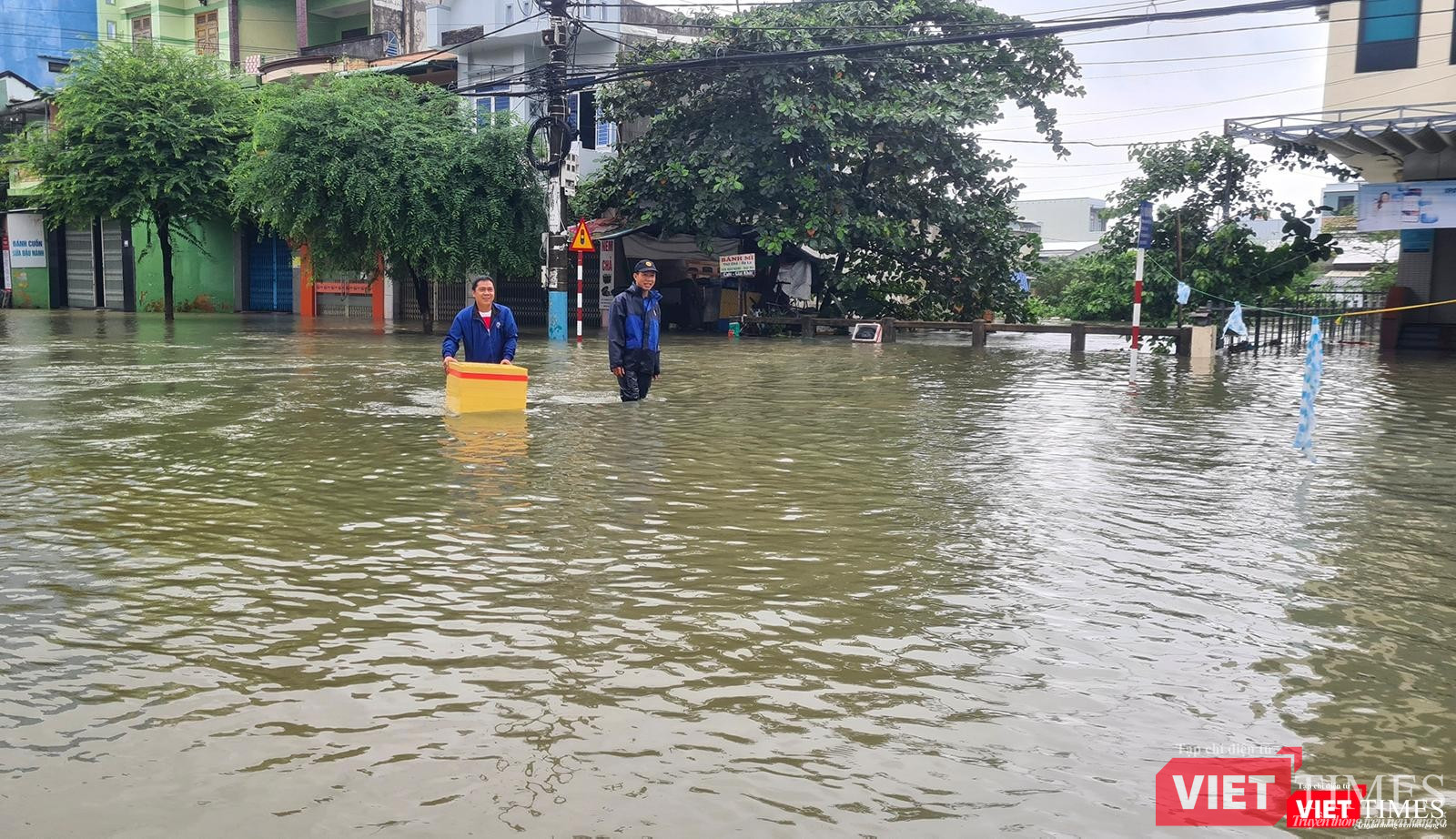 Người dân dùng thùng xốp để di chuyển