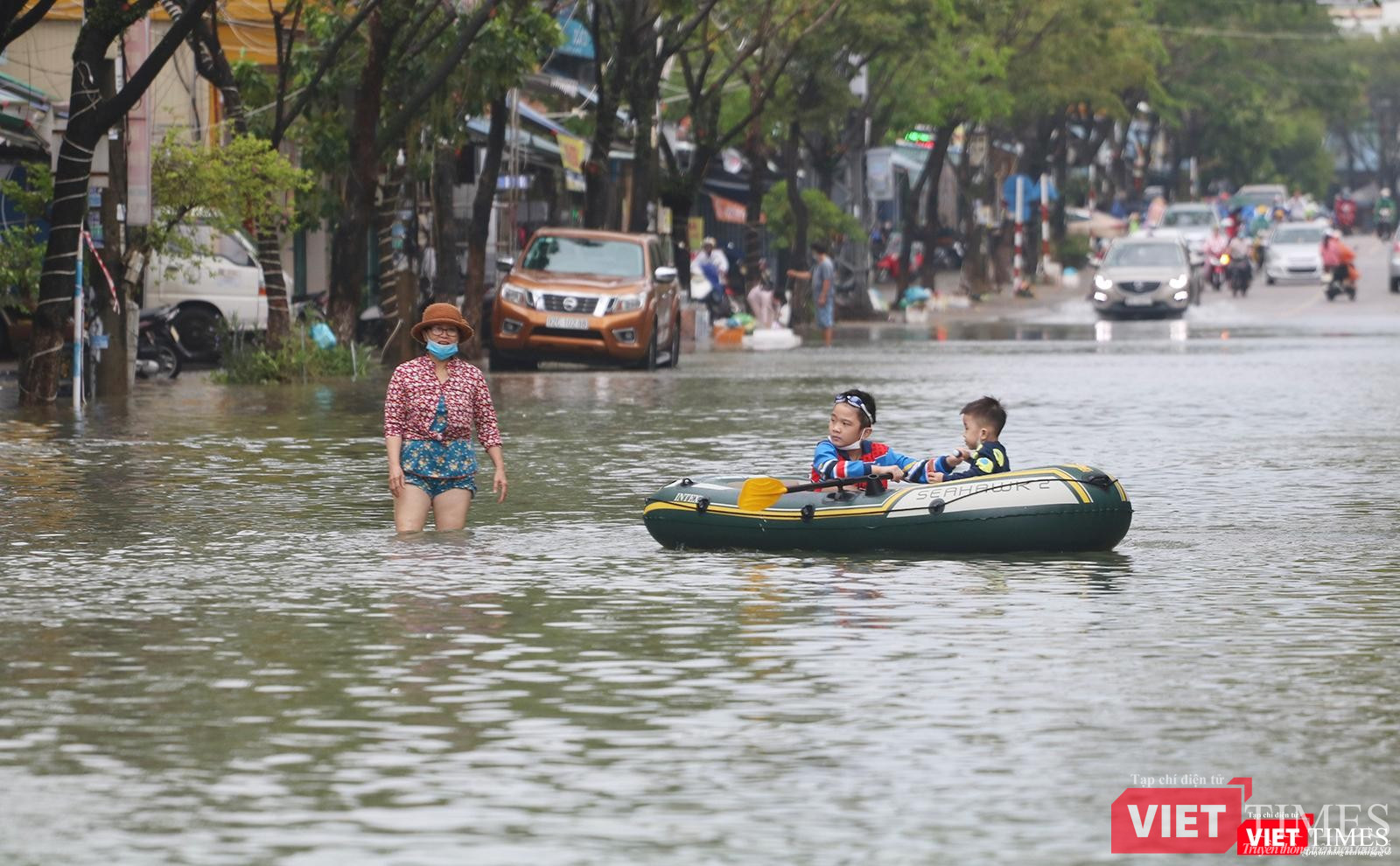 Dùng xuồng cao su
