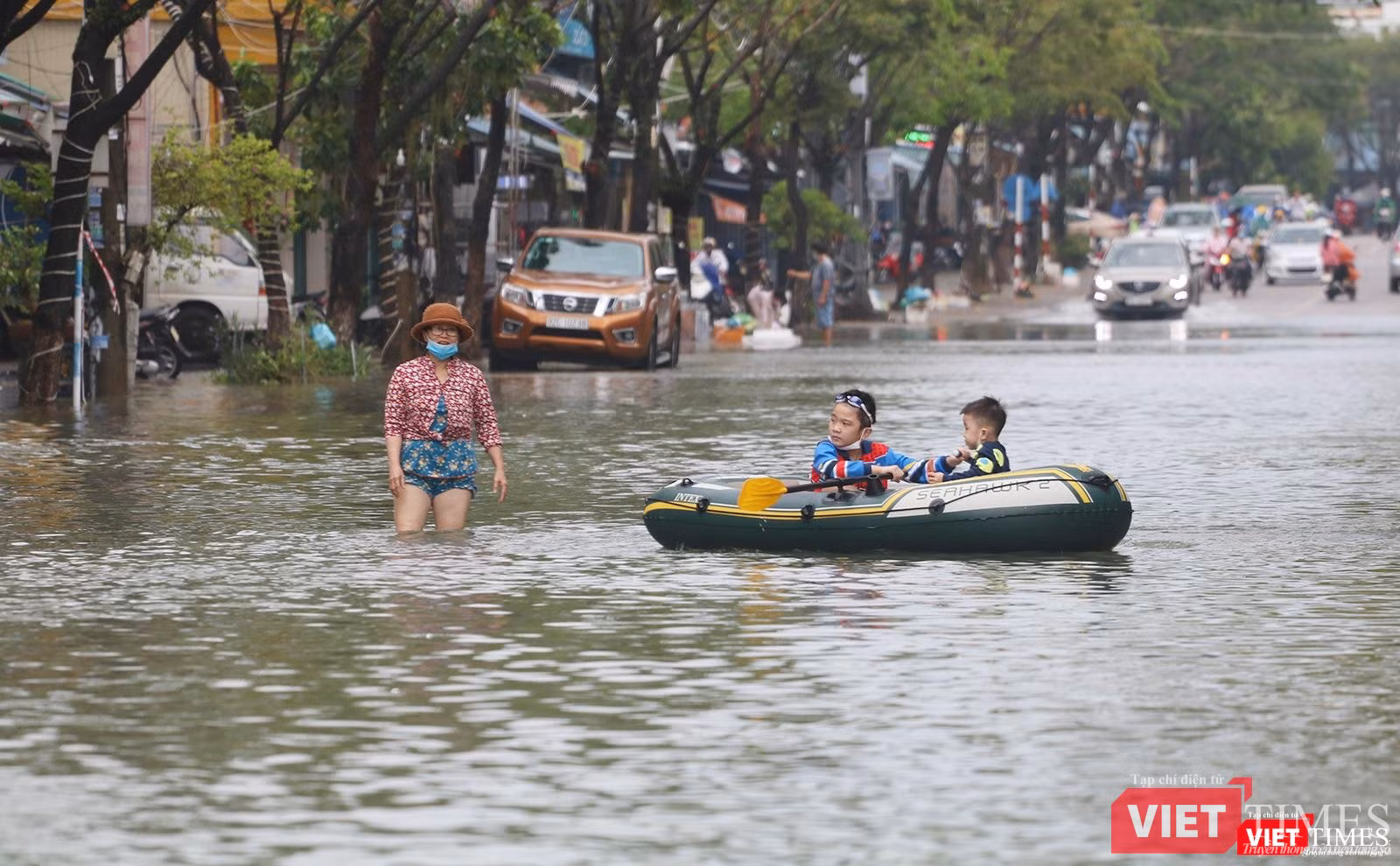 Dùng xuồng cao su Dùng xuồng cao su