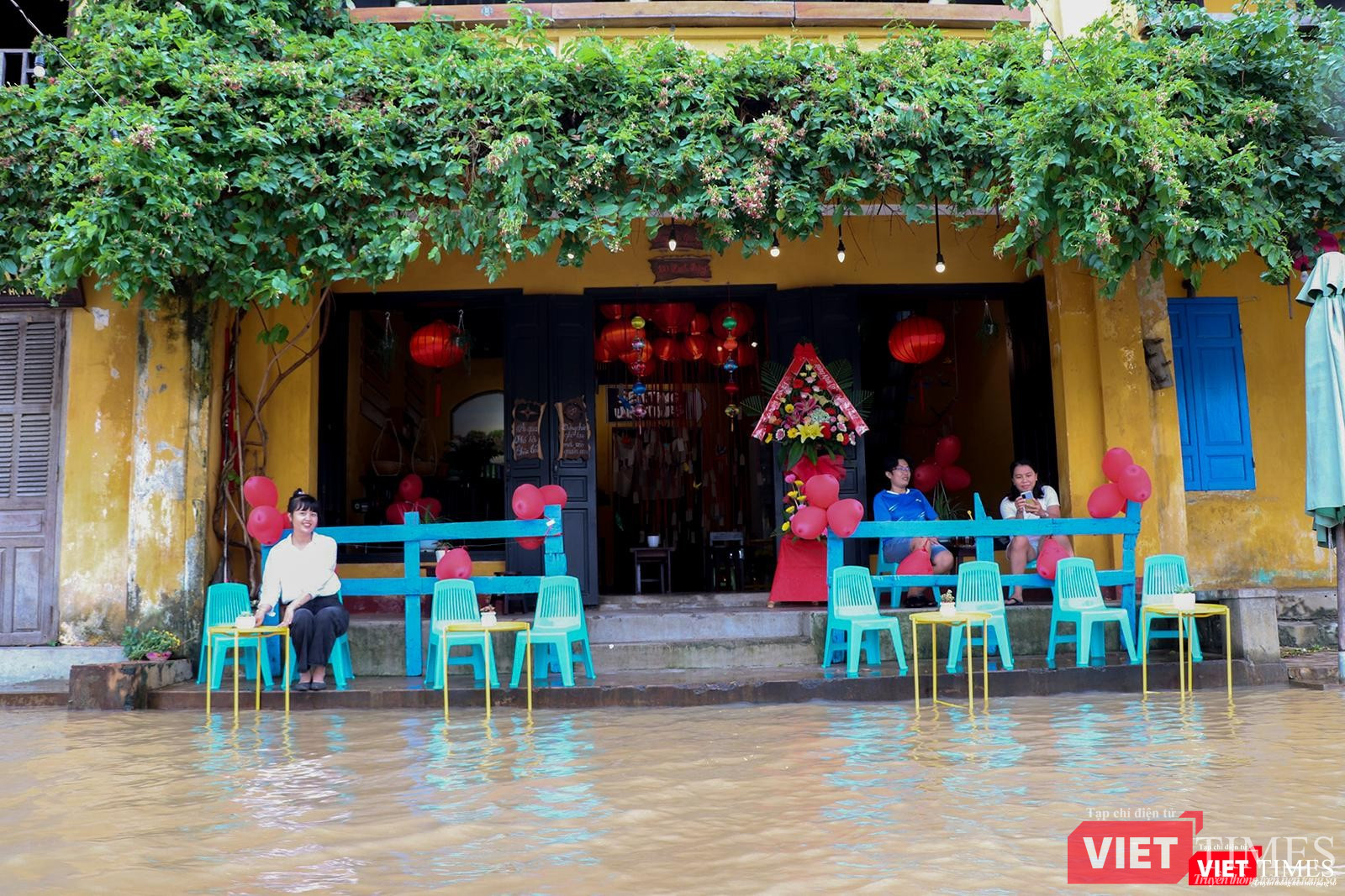 Các hàng quán vẫn mở cửa phục vụ