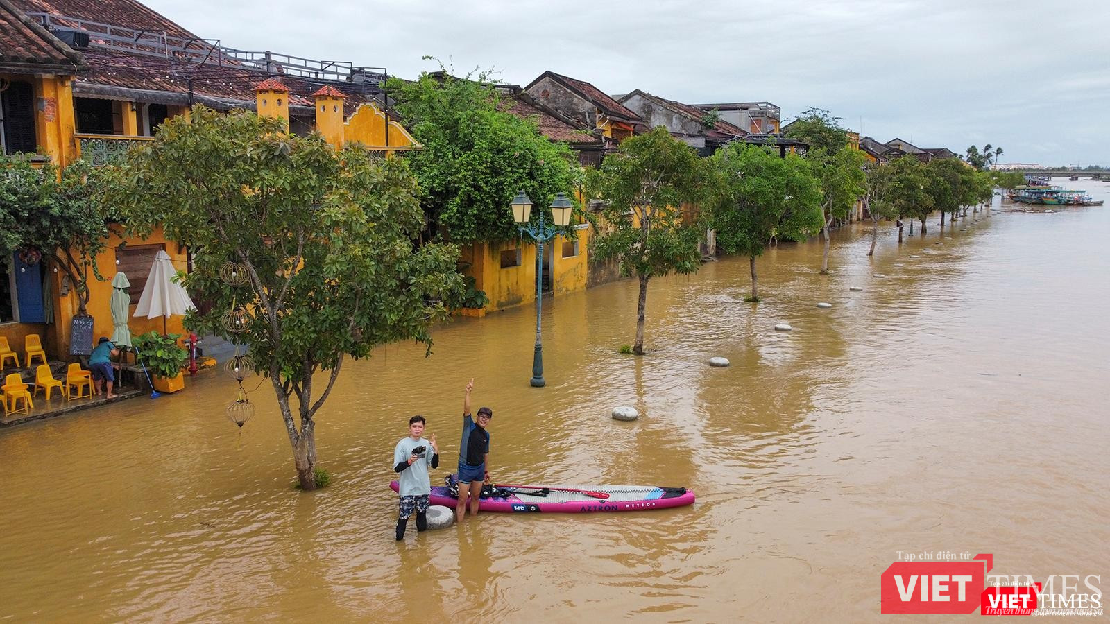 Lũ lên, giới trẻ đưa sub ra chèo ở phố cổ Hội An