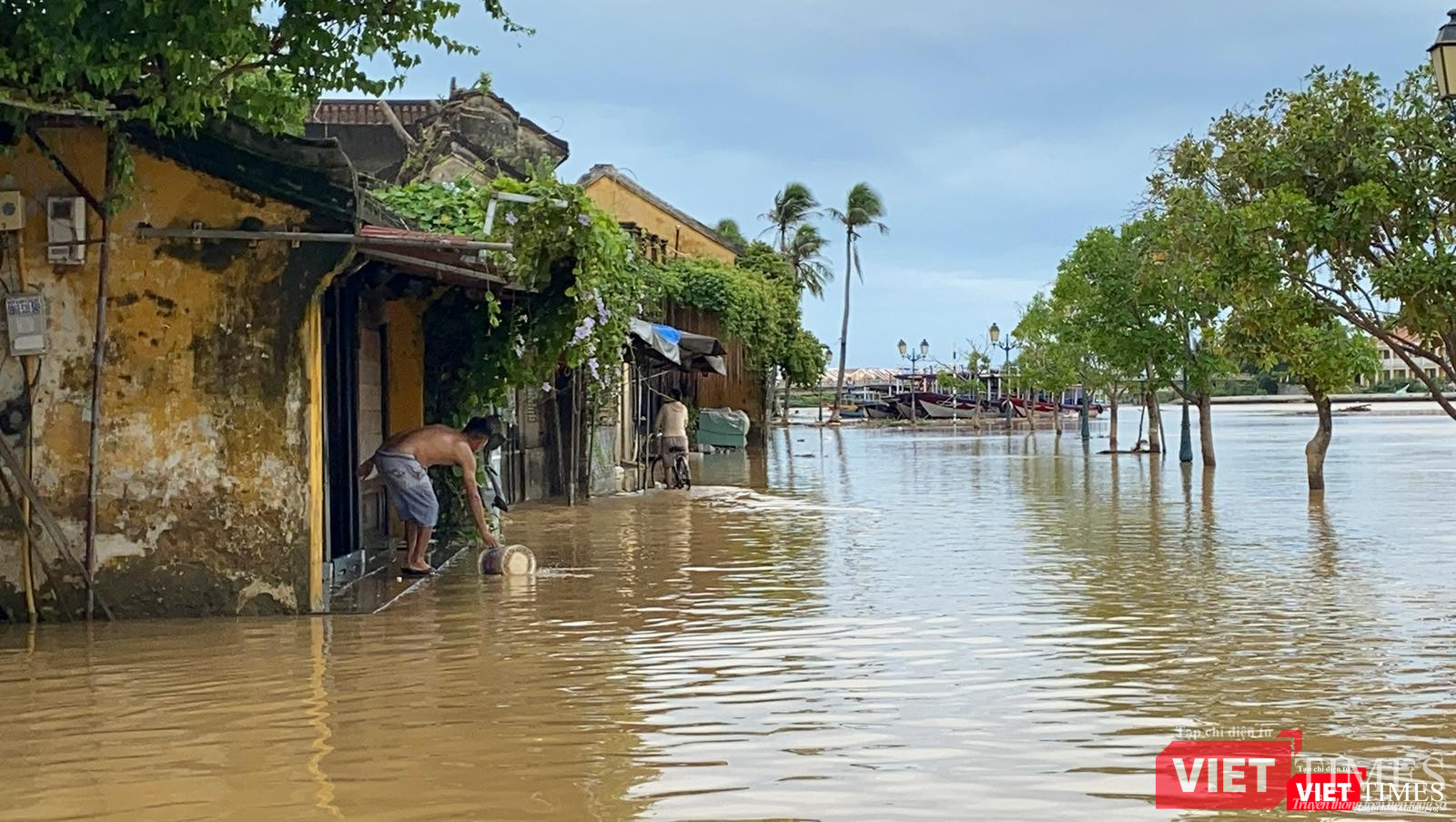 Người dân Hội An dọn dẹp bùn đất