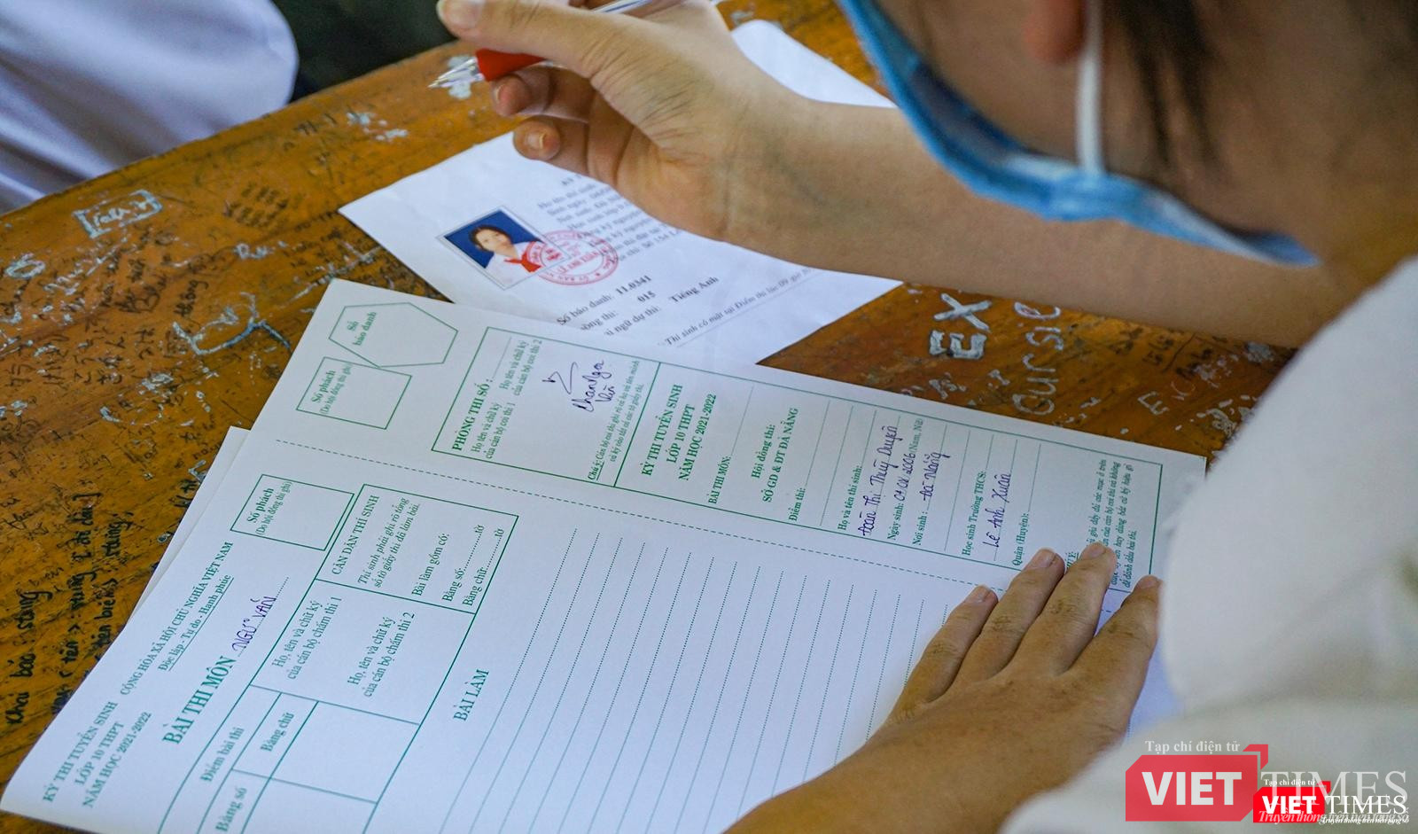 Ngày đầu tiên của kỳ thi, thí sinh bước vào môn thi Ngữ văn