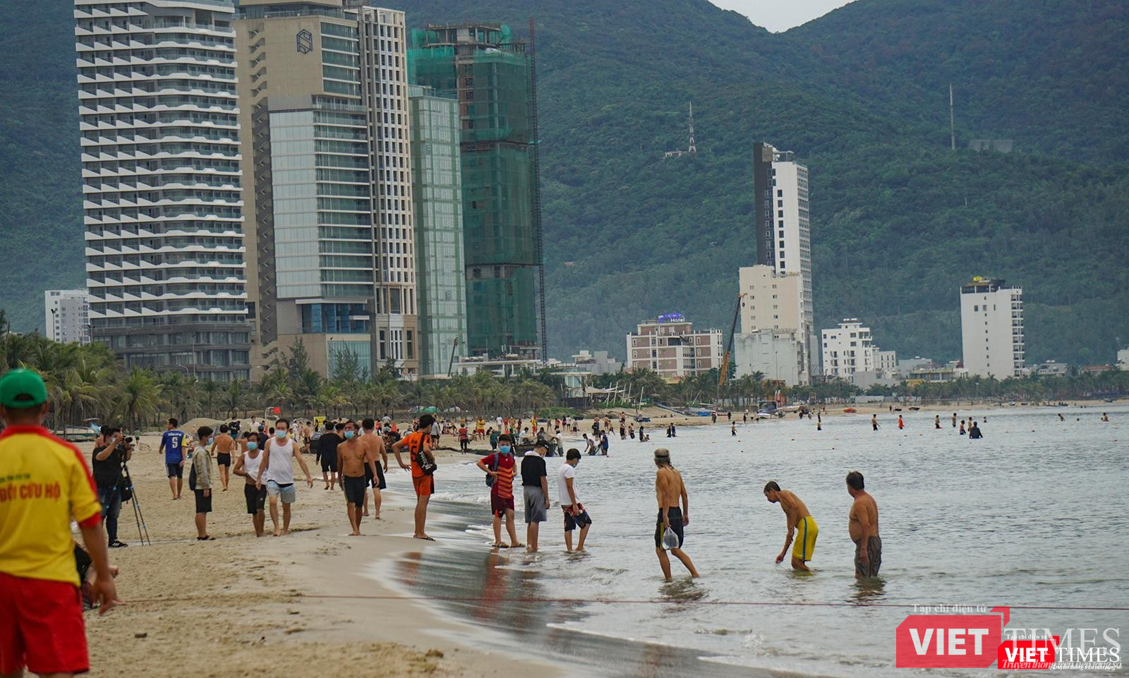 Rất đông người dân đi tắm biển