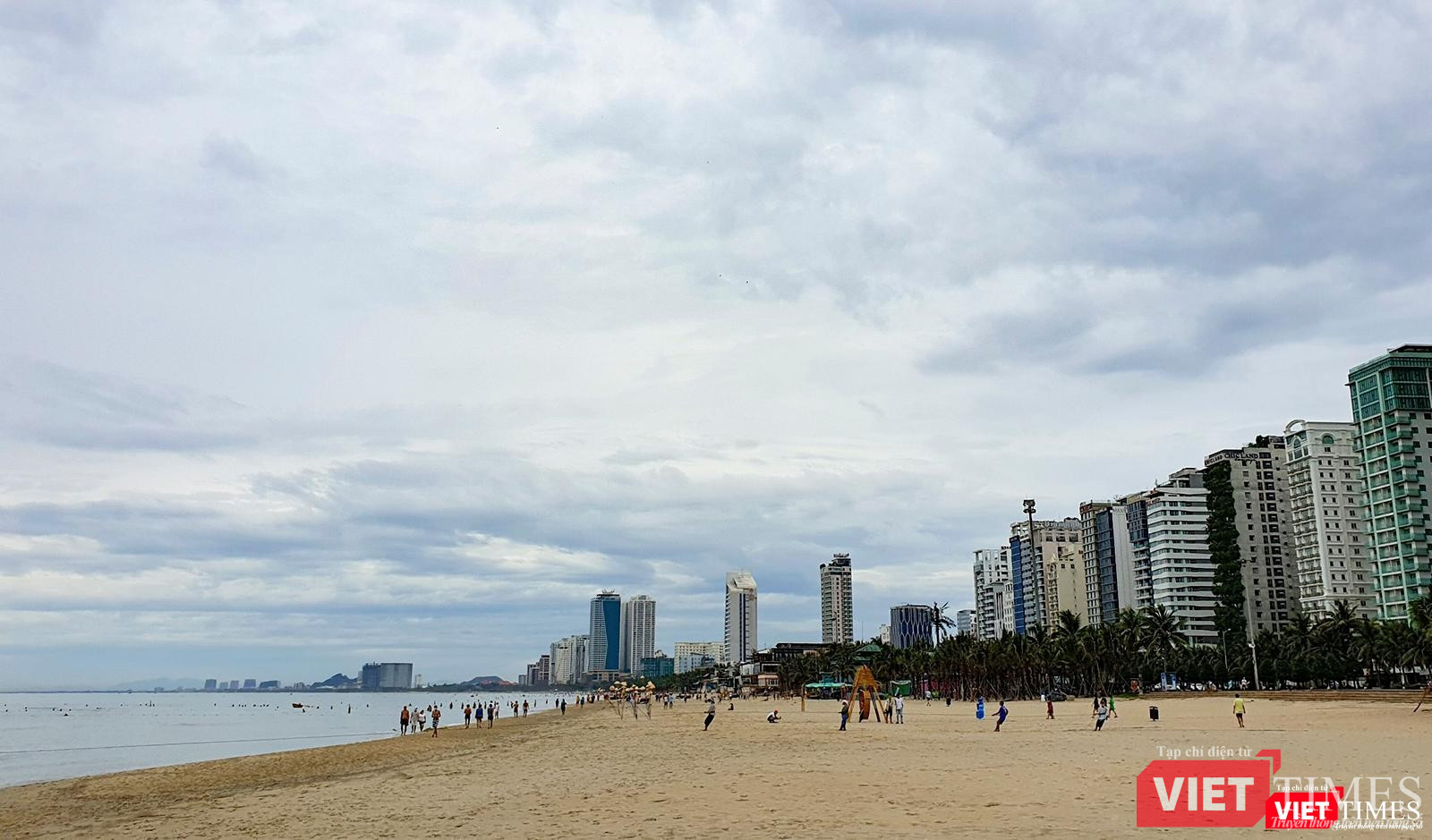 Đúng 0h ngày 9/6, Đà Nẵng cho phép người dân đi tắm tại các bãi biển