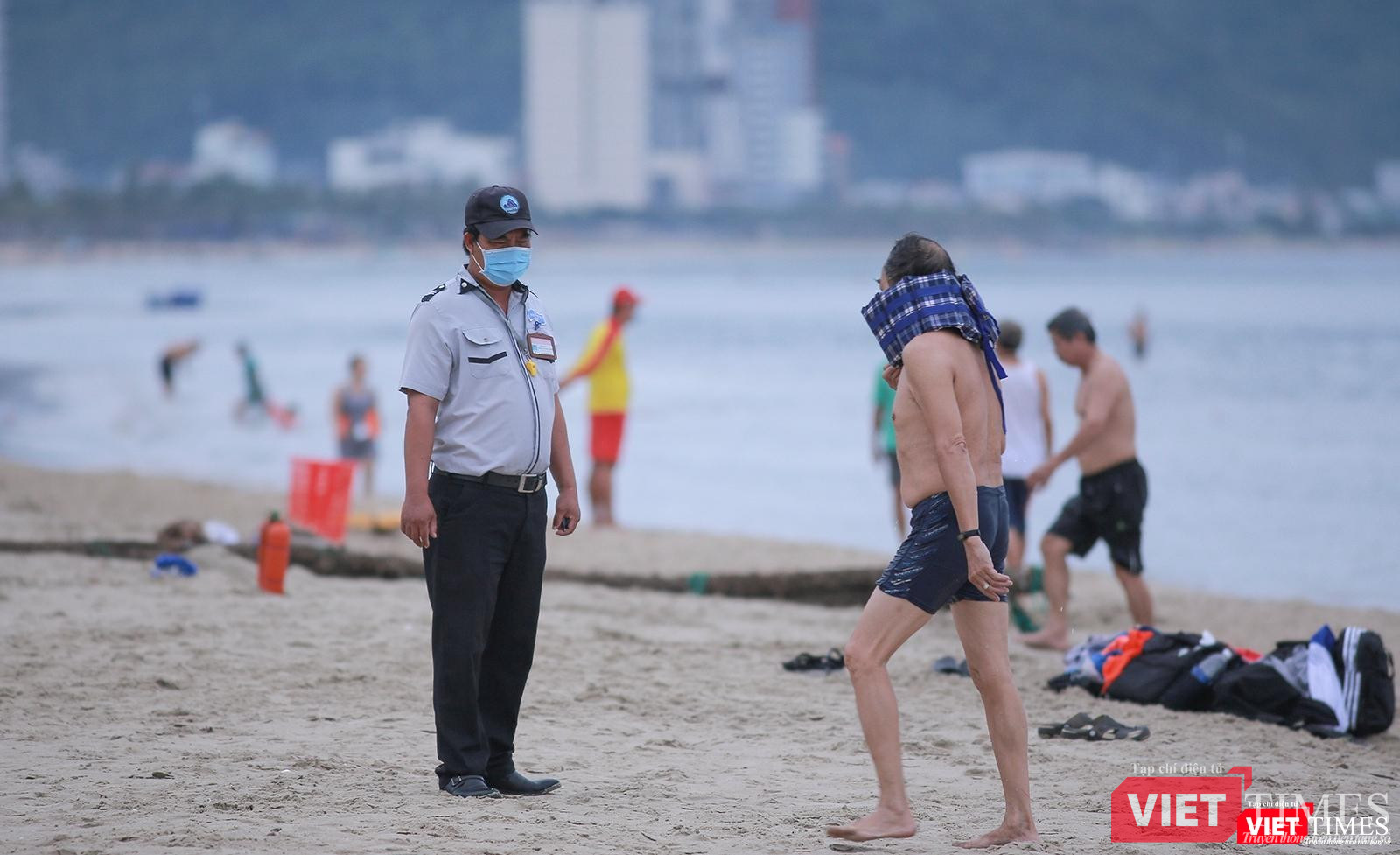 Nhân viên Ban quản lý các bãi biển hướng dẫn, nhắc nhở người dân tuân thủ 5K