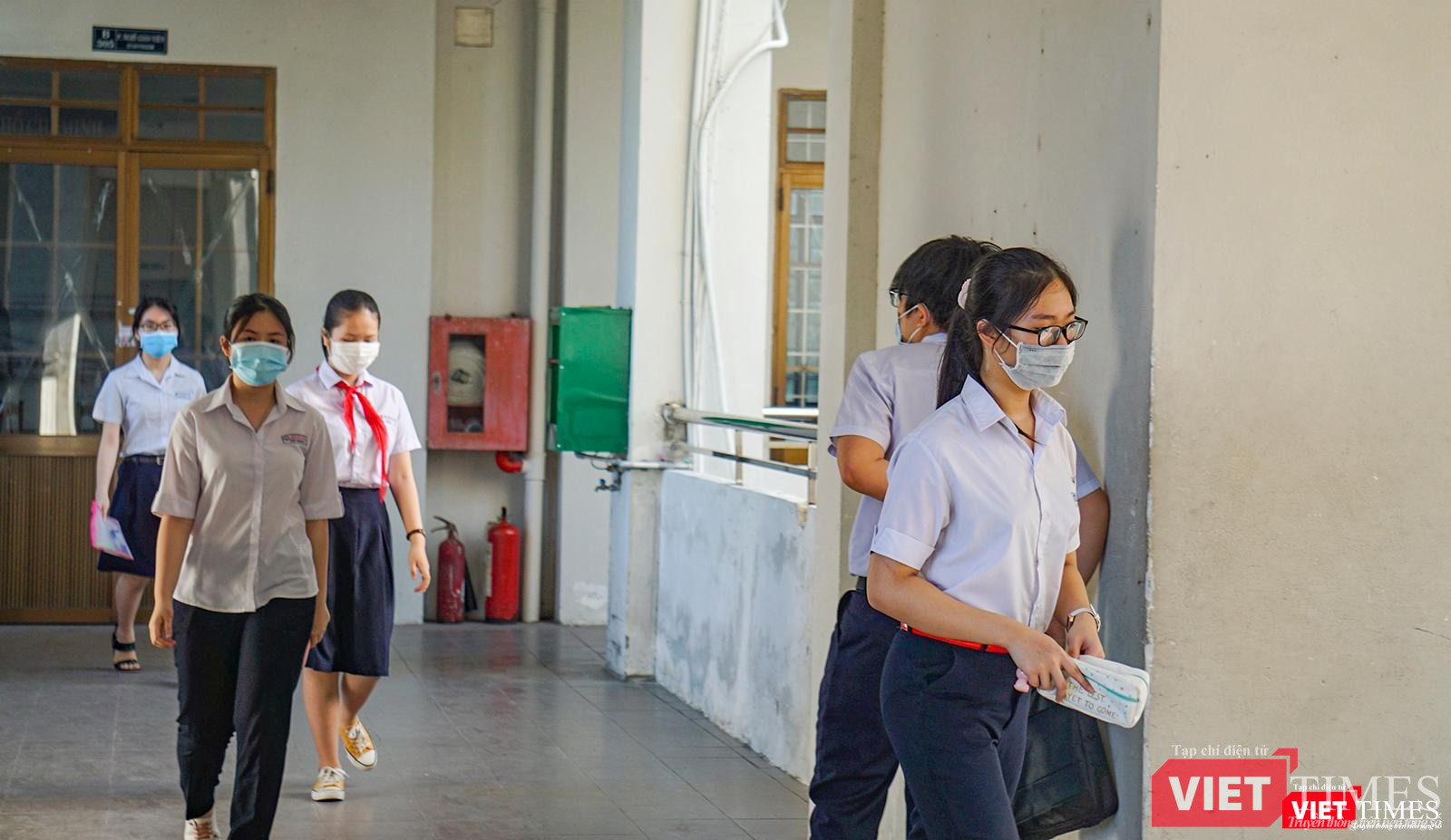 Thí sinh bước vào phòng thi