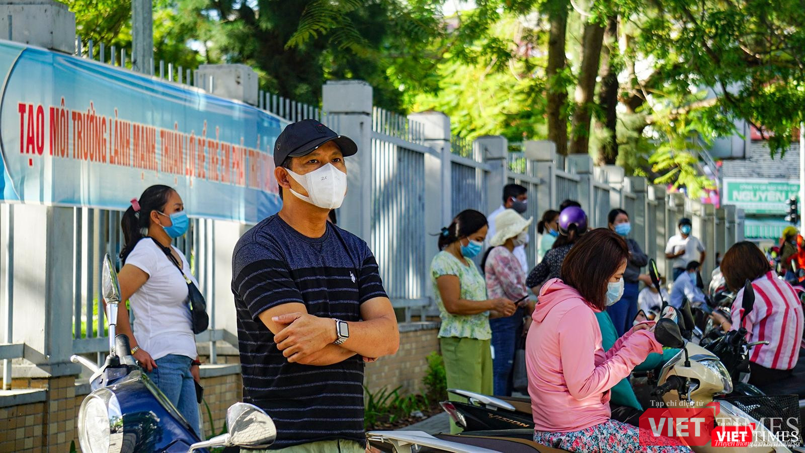 Phía bên ngoài phụ huynh ngóng trông