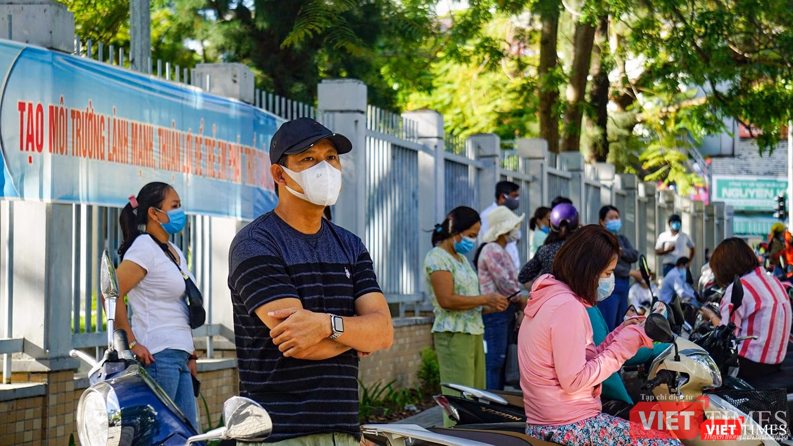 Phía bên ngoài phụ huynh ngóng trông