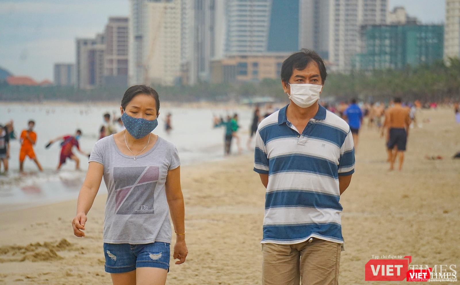 Người dân TP Đà Nẵng đi tắm biển vẫn tuân thủ đúng quy định phòng dịch