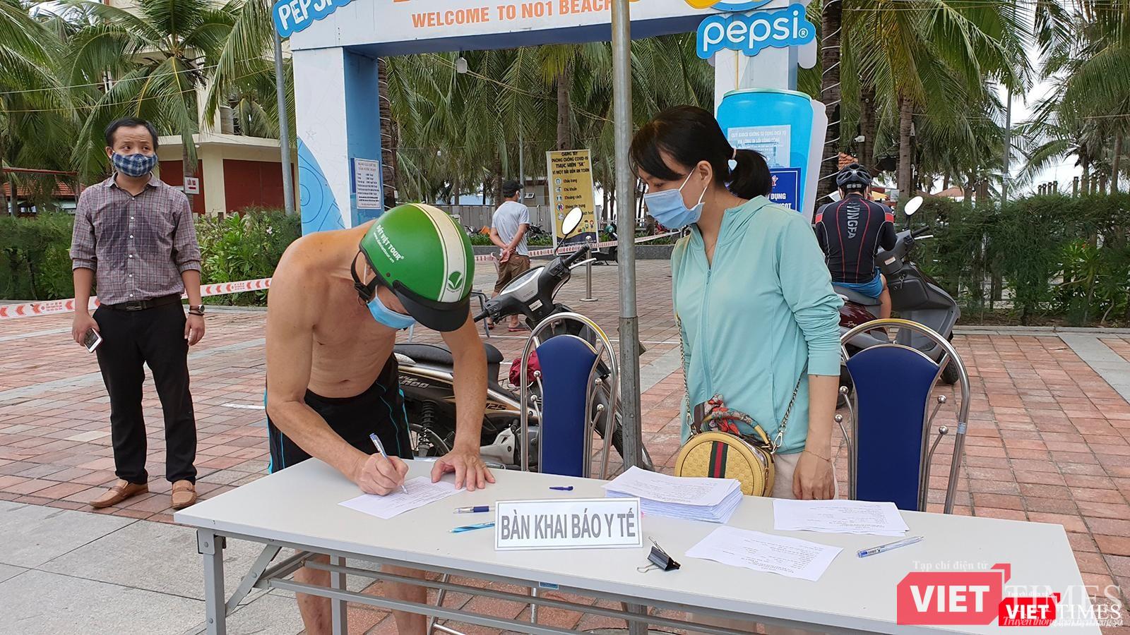 Tuân thủ khai báo y tế