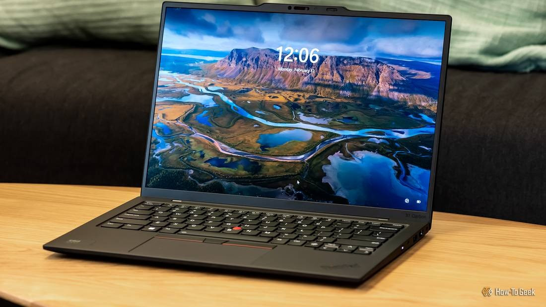 Lenovo ThinkPad X1 Carbon thế hệ 12. Ảnh: How to Geek
