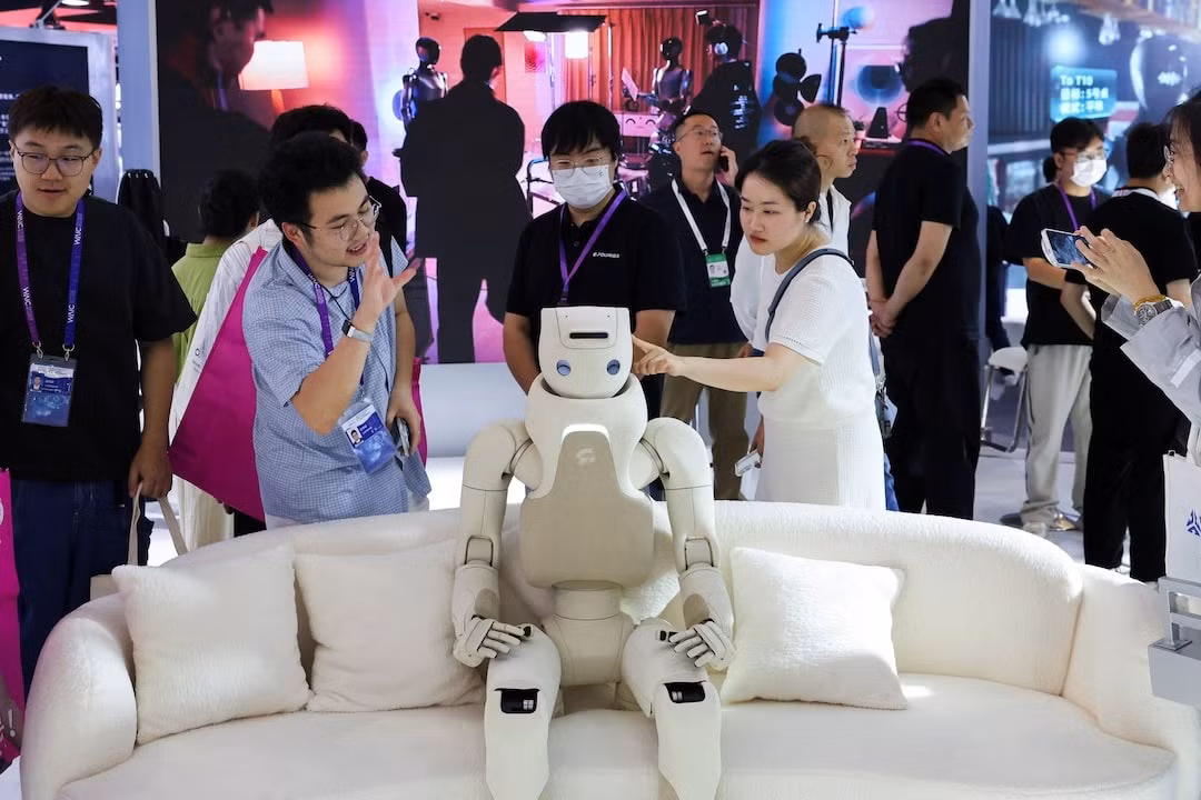 Khach tham quan trien lam AI -Reuters.jpg