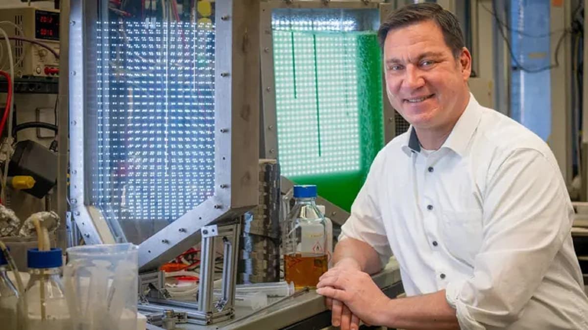 nha khoa hoc Duc bien tao thanh soi carbon - IE.jpg