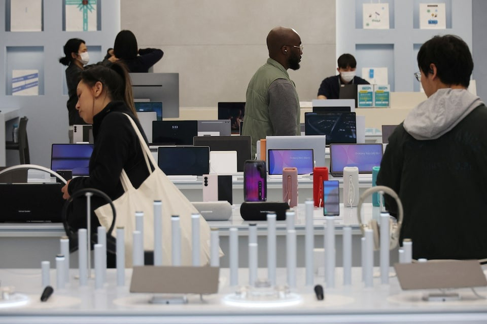 cua hang Samsung o Seoul - Reuters.jpg